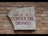 06687 ostia - regio iv - insula v - edificio (iv,v,7-9) - cortile del dioniso - schild.jpg